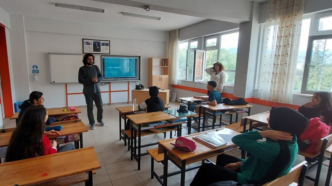 Şehit Hasan Öztürk Ortaokulu 8. Sınıf öğrencilerine bilgi yarışması yapıldı.